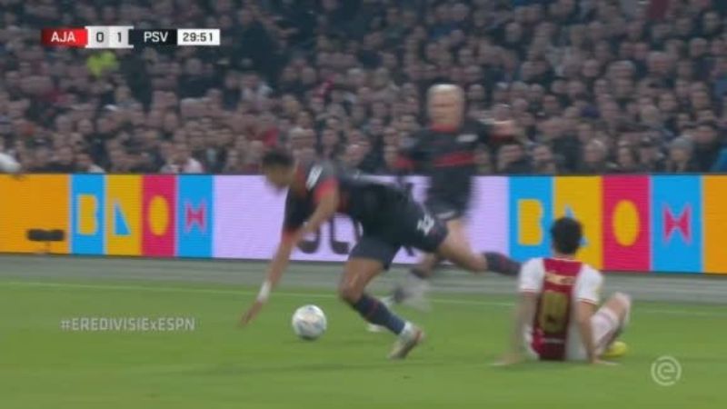 Jorge Sánchez comete grave error en el Ajax vs PSV: VIDEO