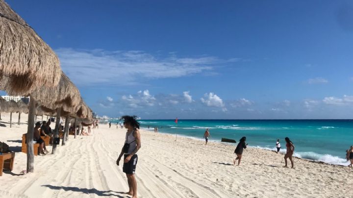 Bañistas "mañaneros" llegan a Playa Delfines, en Cancún, para disfrutar del mar: EN VIVO
