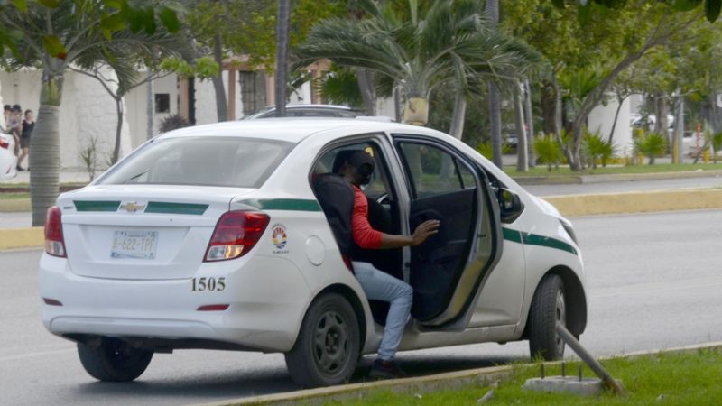 Más de 100 taxistas son sancionados en Cancún por abusivos