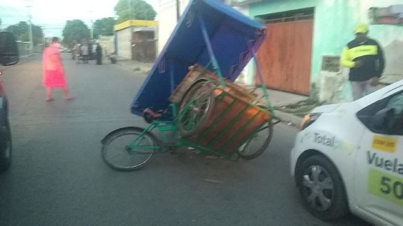 Conductor derriba triciclo de elotes a un abuelito y lo hiere en Mérida