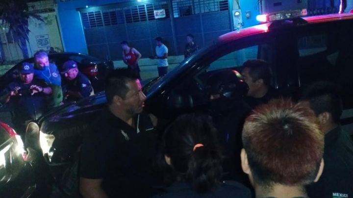 Policía de Progreso choca contra dos automóviles estacionados