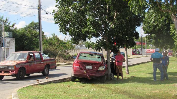 Fuerte choque deja un automóvil sobre el camellón en Ciudad Caucel en Mérida
