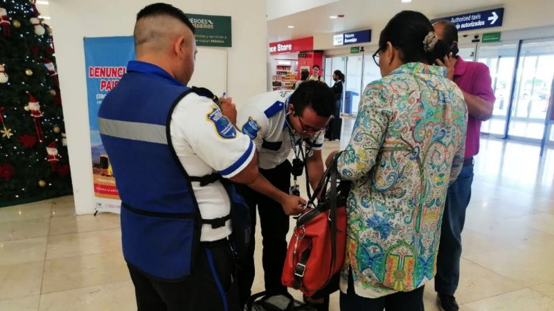 Pasajera se desmaya tras bajar del avión en el aeropuerto de Mérida