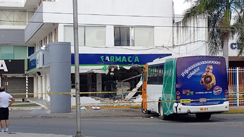 Camión de pasajeros choca contra una farmacia en Mérida: hay 10 lesionados