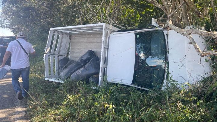 Camioneta vuelca tras una falla mecánica en la vía Kikil-Panabá