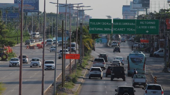 Empleados se quejan del tráfico por las obras públicas en el Boulevard de Cancún