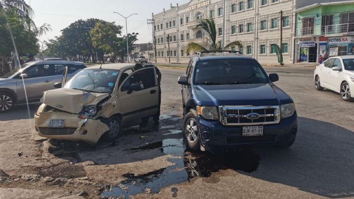 Choque entre dos automóviles deja una mujer lesionada en Ciudad del Carmen