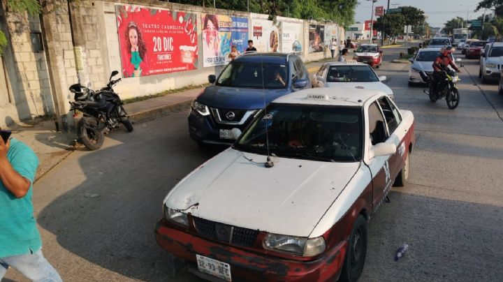 Taxistas acorralan a automovilista en Ciudad del Carmen; se dio a la fuga tras chocar