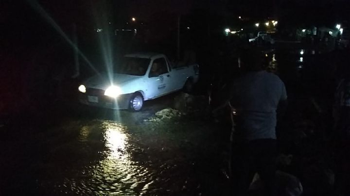 Vecinos exigen a trabajadores de Japay reparación de fuga de agua en Mérida: EN VIVO