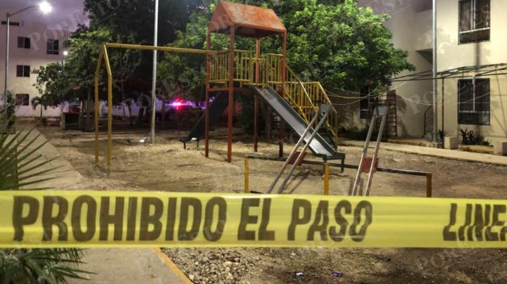 Ejecutan a balazos a un hombre en medio de un parque en la Región 251 en Cancún