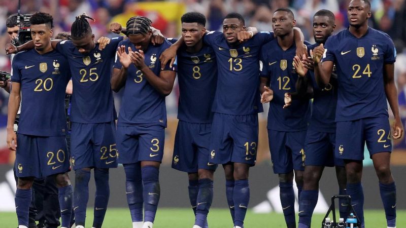 Reciben con coros y cánticos a Francia tras perder la final del Mundial de Qatar