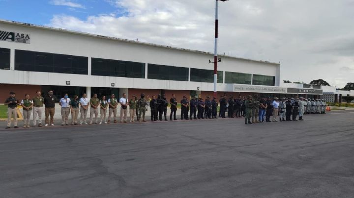 Grupo de indocumentados son deportados en un vuelo comercial desde el aeropuerto de Chetumal