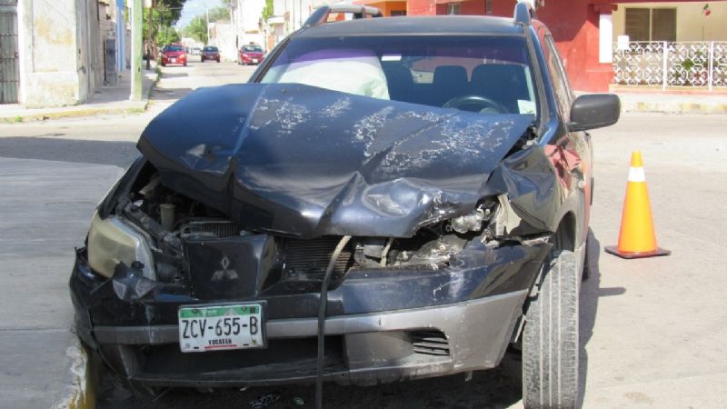 Conductor causa aparatoso accidente tras chocar contra un auto en el Centro de Mérida