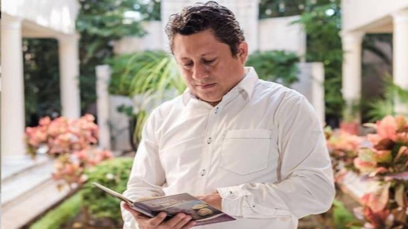 Escritor maya recibe Premio de Literaturas Indígenas de América en la FIL Guadalajara