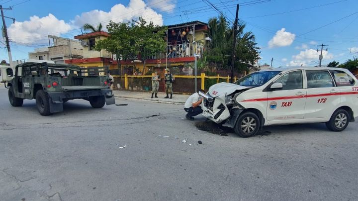Se registra aparatoso accidente entre una unidad del Ejército Mexicano y un taxi en Cozumel