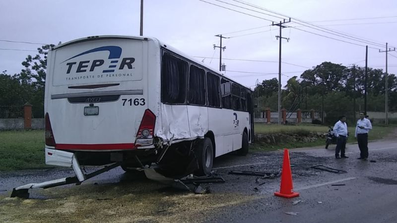 Tráiler choca contra un camión en la vía Mérida-Cancún; hay un herido