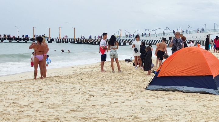 Turistas de la CDMX desafían el Frente Frío 19 en Playa del Carmen