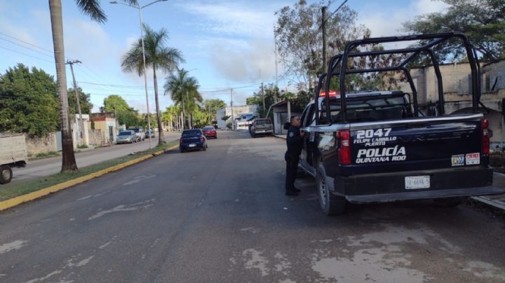 Policías resguardan a una niña aparentemente extraviada en Felipe Carrillo Puerto