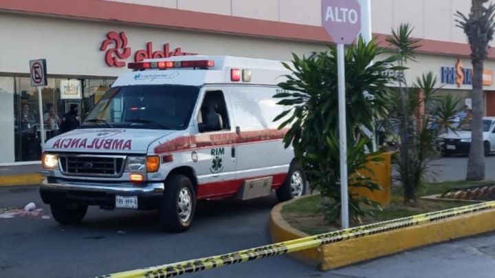Pareja sufre intento de ejecución en el estacionamiento de un supermercado en Cancún