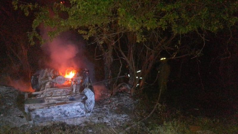 Camioneta se incendia tras volcar en la carretera Tizimín-Río Lagartos