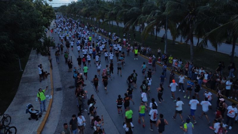 Poblanos conquistan el Maratón Internacional Nocturno de Cancún
