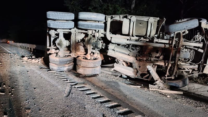 Tráiler termina volcado tras choque con otro camión rumbo a la carretera Campeche - Mérida