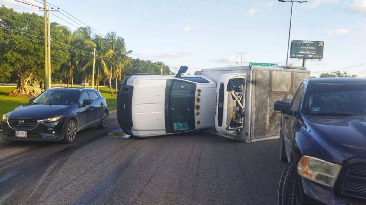 Conductor vuelca tras manejar a exceso de velocidad en Cancún