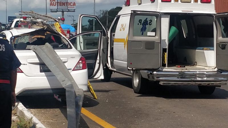 Barrera de contención atraviesa automóvil en la carretera Mérida-Progreso