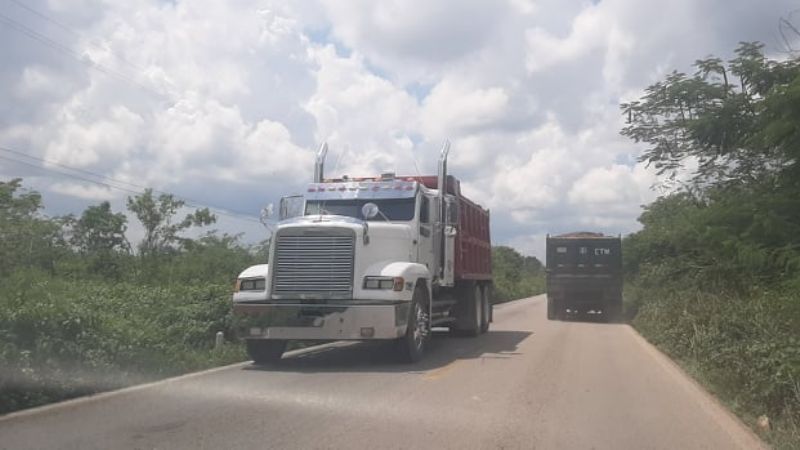 Piden regular velocidad a volquetes tras la volcadura en la Cancún-Mérida