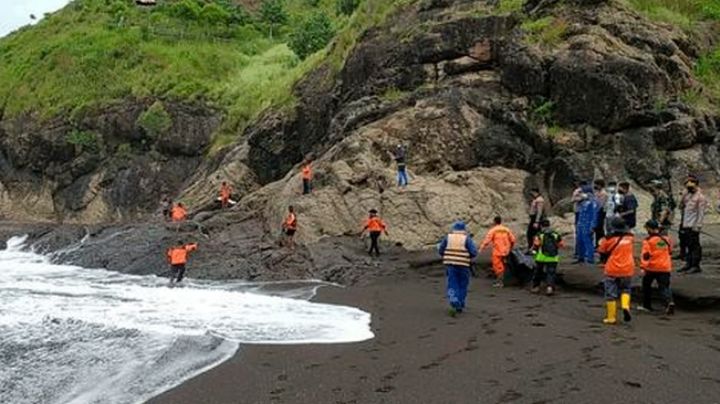 Mueren 11 personas ahogadas mientras realizaban un ritual en una playa de Indonesia
