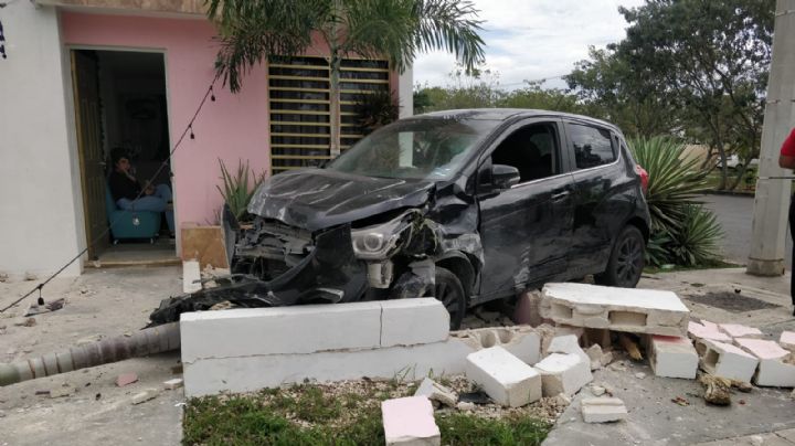 Conductor derriba muro de una casa en Ciudad Caucel; dueña exige reparación