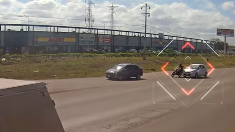 Conductor impacta a un motociclista en el Periférico de Mérida
