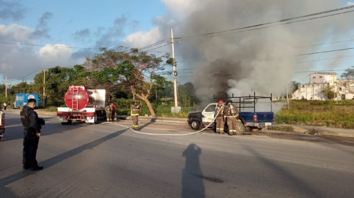 Se incendia un vehículo frente a Plaza 21 en Cancún