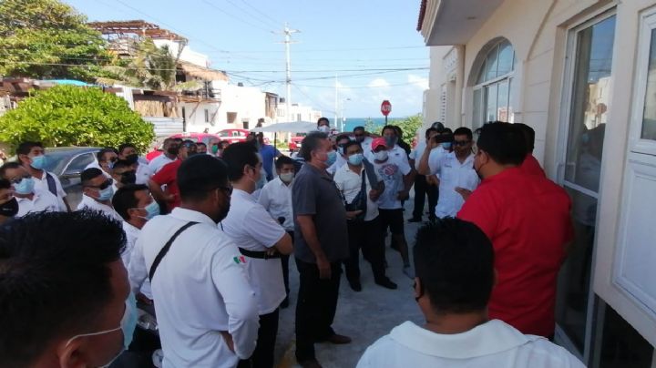 Taxistas de Isla Mujeres acusan al Imoveqroo de incumplir acuerdos de transporte