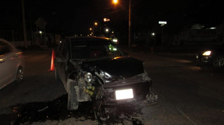 Chofer de Situr se pasa el alto y golpea un automóvil en Mérida