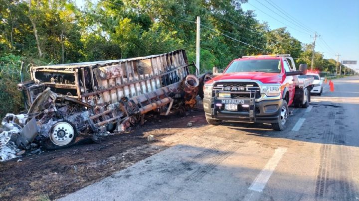 Tras accidente, chofer abandona camión en Playa del Carmen
