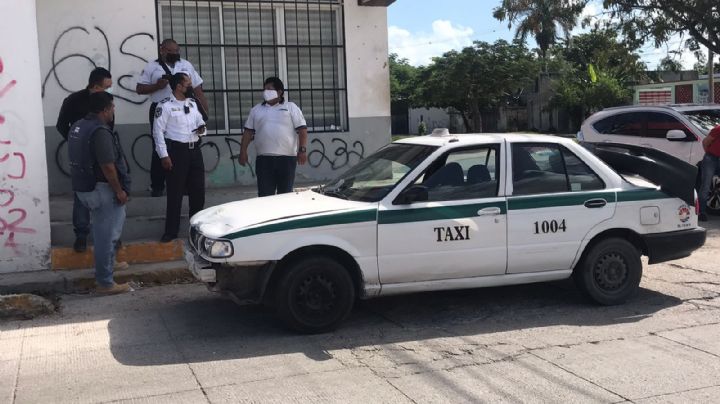 Taxista se vuela un alto y embiste a un motociclista en Cancún