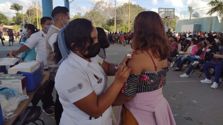 Adolescentes de la Zona Maya de Quintana Roo reciben refuerzo anticovid