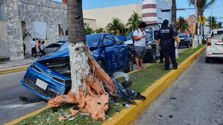 Pareja de turistas destrozan un carro rentado contra una palmera en Cozumel