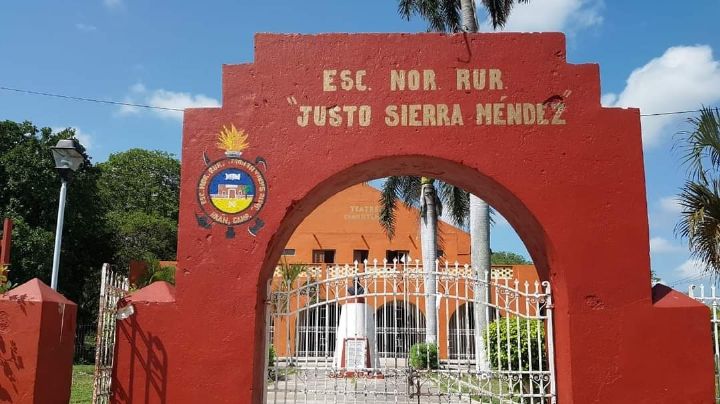 Normalistas de Hecelchakán esperan ser atendidos por el Gobierno de Campeche