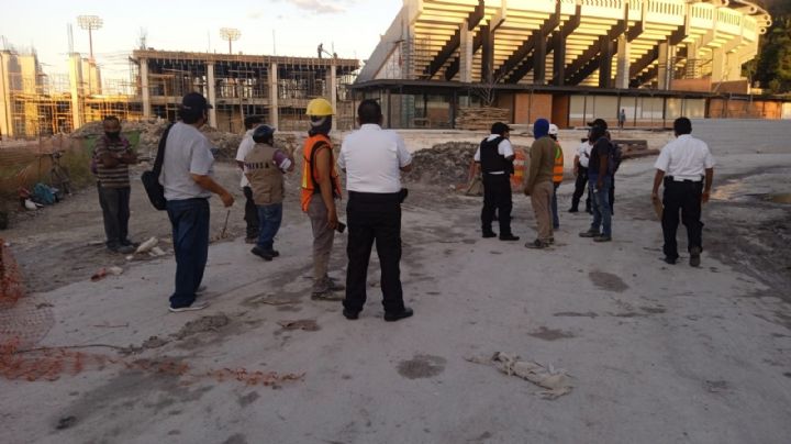 Trabajadores de la remodelación de estadio de beisbol en Campeche exigen sus pagos: VIDEO