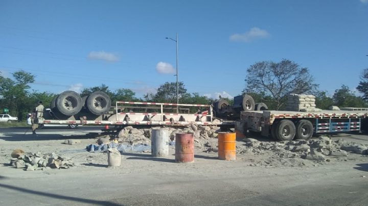 Tráiler pierde cargamento de cemento sobre el Periférico de Mérida