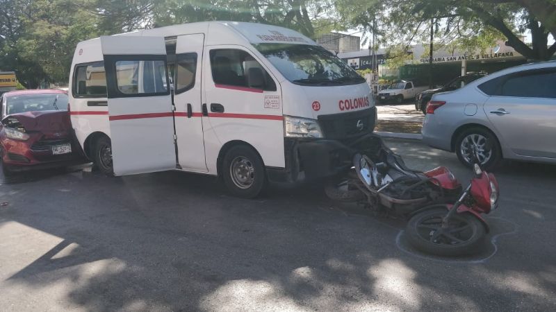 Conductor provoca 'carambola' de vehículos en Avenida Itzáes de Mérida