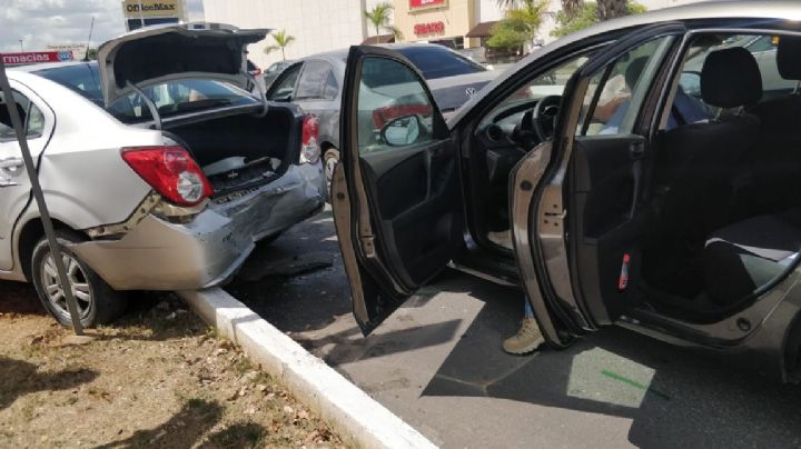 Mérida: Cinco automóviles protagonizan carambola cerca de Plaza Altabrisa