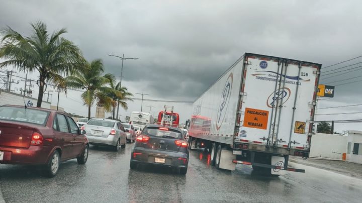 Se registra tráfico vehicular en el Boulevard Colosio de Cancún