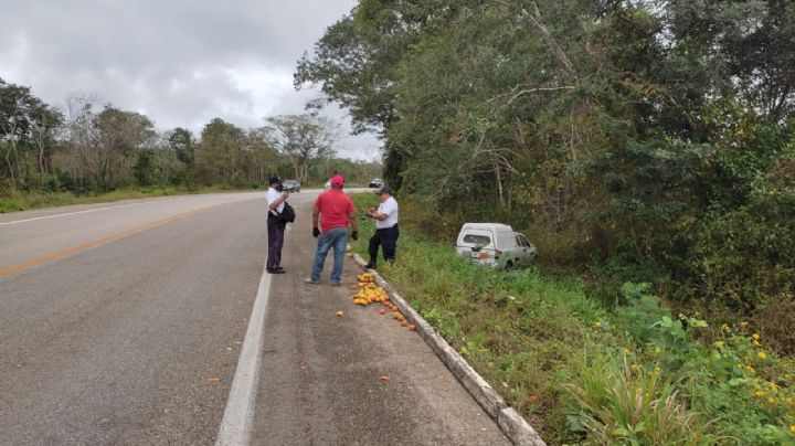 Automovilista esquiva unas naranjas y se sale de la carretera en la Zona Maya de Q.Roo