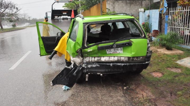 Tráiler choca contra un Chevy sobre el Periférico de Mérida