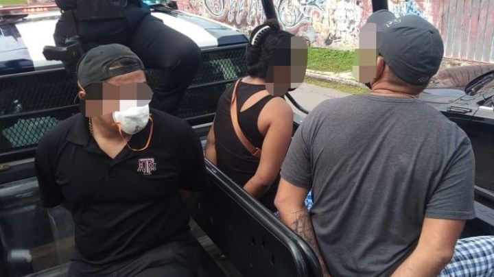 Detienen a tres personas por conducir un auto sin placas y posesión de droga en Cozumel