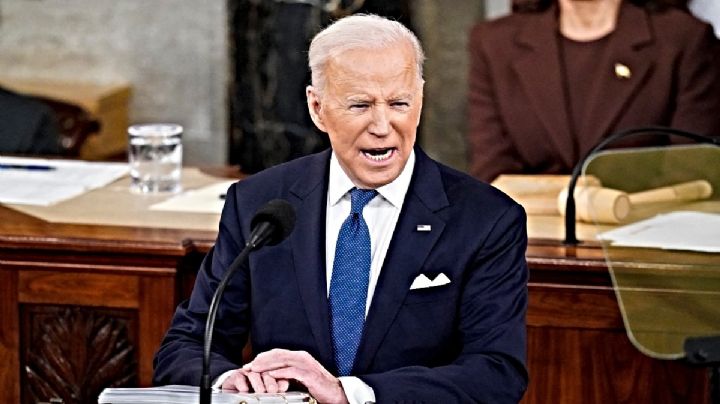 Joe Biden causa burlas por saludar al aire; ¿Estará perdiendo la razón?