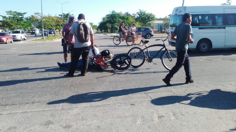 Conductora invade carril y choca con un motociclista en Playa del Carmen